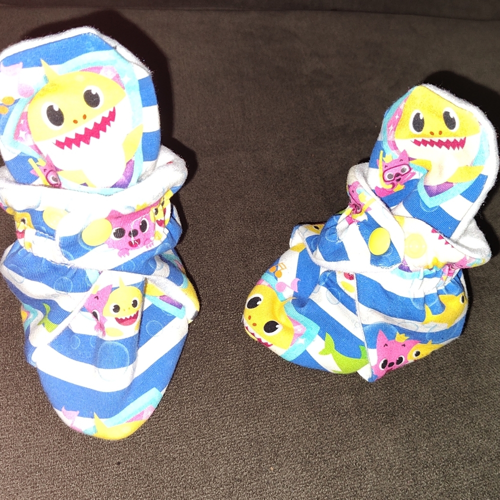 Baby booties 6-12 mo
